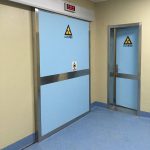 Эмнэлэгт зориулсан тугалган доторлогоотой хаалга , тугалган хаалга, цэнхэр өнгийн хаалган дээр тэмдэг тэмдэглэгээ өлгөөтэй