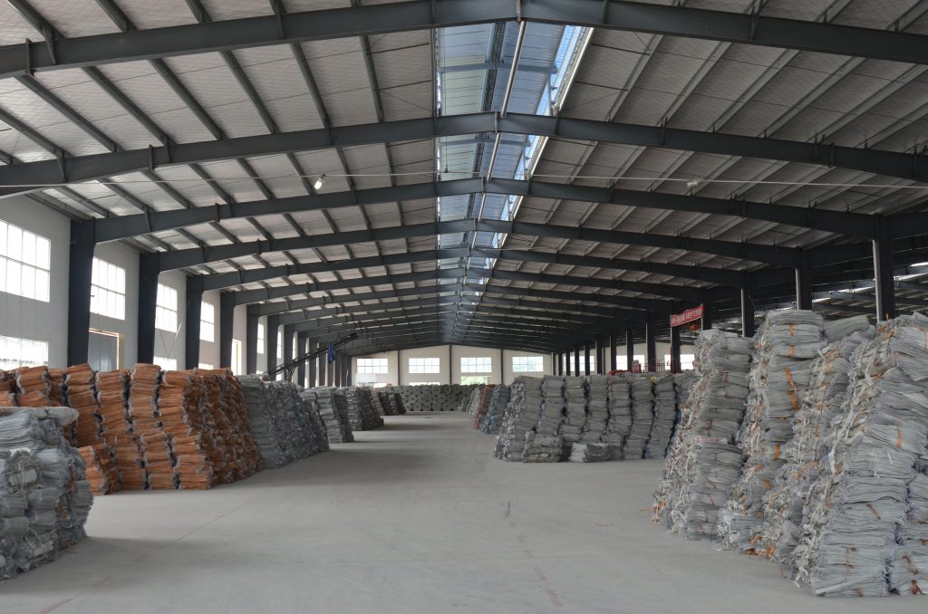 Агуулахын барилга, дээвэр, хаяа нь сайхан харагдаж байна