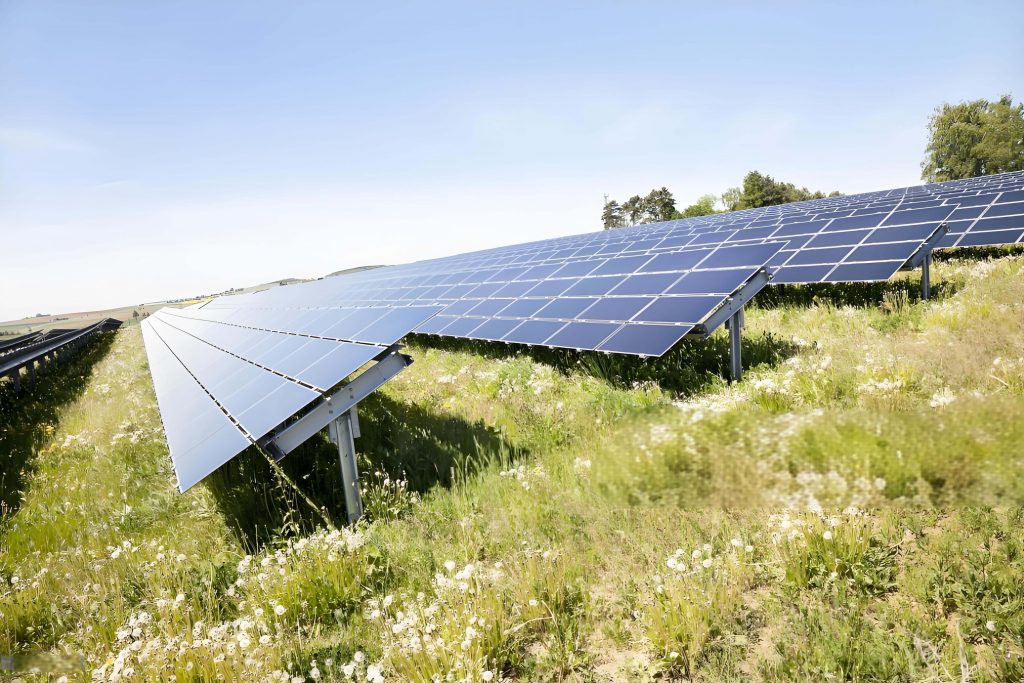 Тал хээрт байрлуулс ан Нарны цахилгаан үүсгүүр, нарны хавтан, нарны панель 