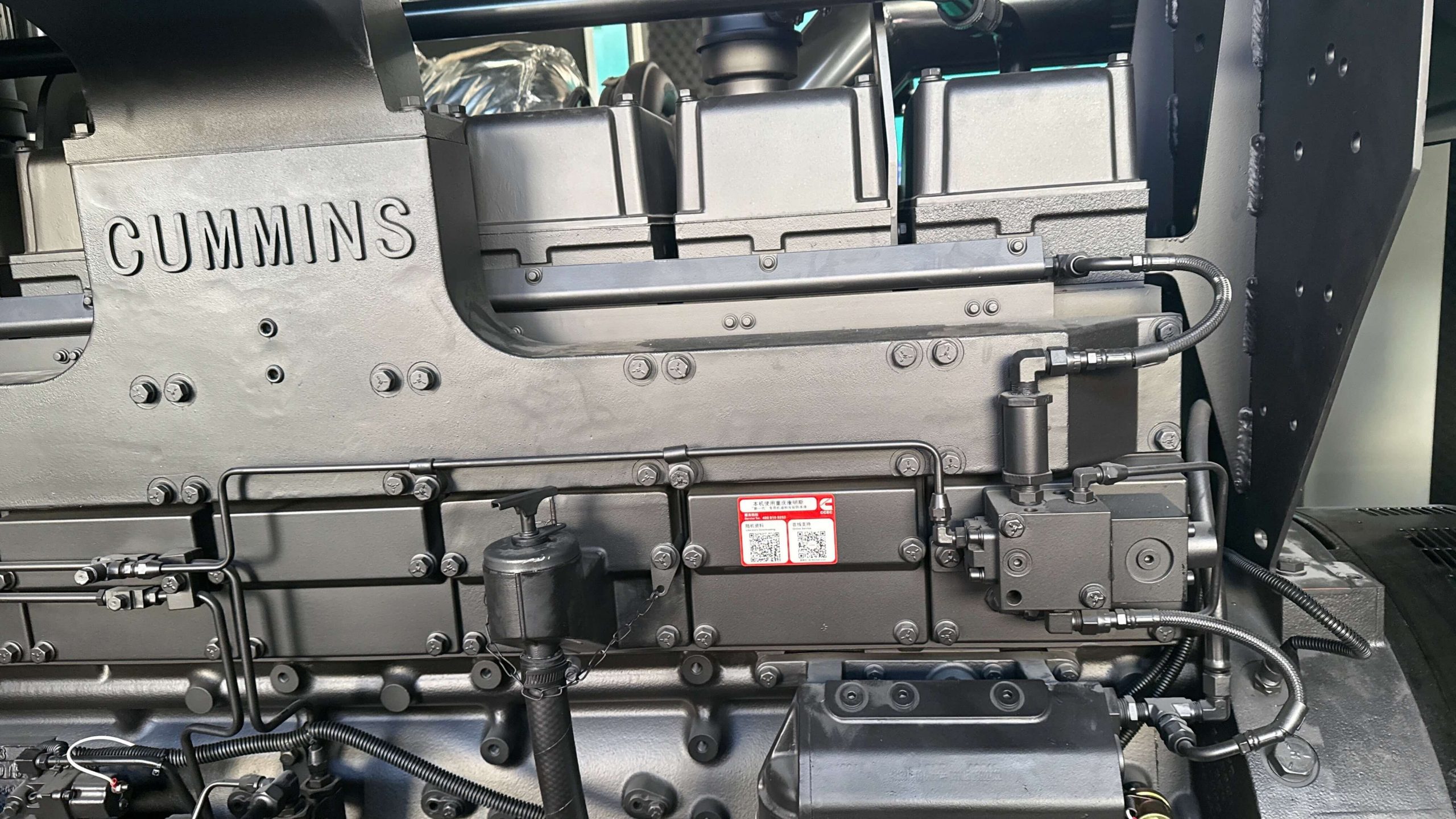 Cummins Дизель генераторын Cummins хэмээх брэндийн үсэг нь уг төхөөрөжмийн гадна талд тодхон харагдана. мөн бусад эд ангиуд буюу гадна талыг харуулав.